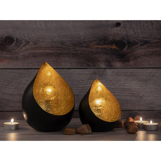 Conjunto de castiçal com 2 porta-velas Romy. Preto fosco em forma de gota e interior banhado a ouro